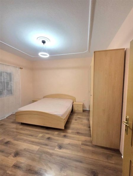 Tirane, jepet me qera apartament 3+1 Kati 1, 120 m² 800 € (Fusha e Aviacionit)