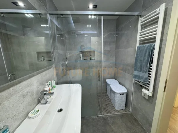 Tirane, shitet apartament 3+1+Ballkon Kati 7, 122 m² 195.000 € (Laprak)