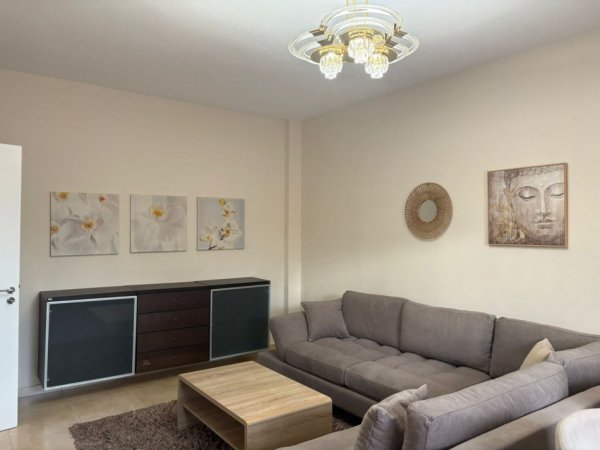 Jepet Shtepi me Qera tek Rruga e Elbasanit prane Pallatit te Brigadave,  Kati 2, 90 m² 600 €