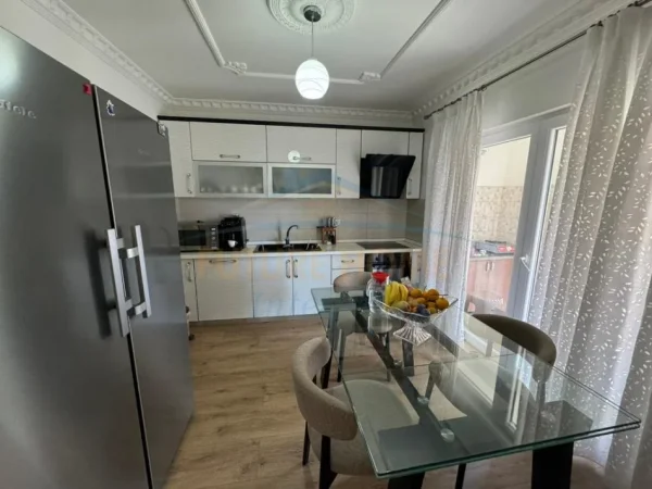 Shitet, Apartament 3+1, Laprakë 195.000 €