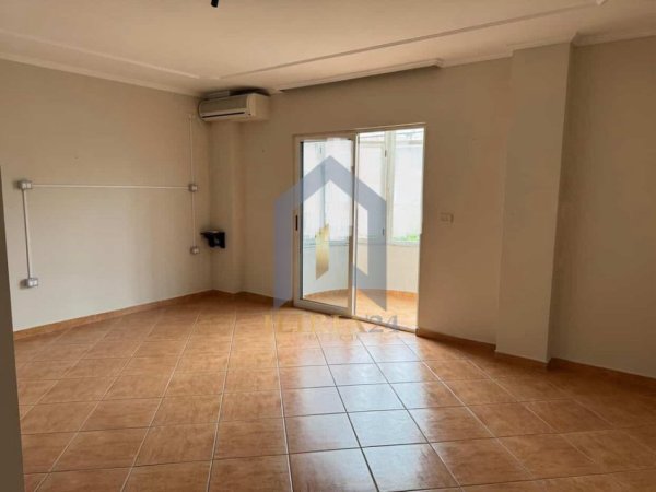Tirane, jap me qera ambjent biznesi Kati 3, 178 m² 1.700 € (Sheshi Willson)