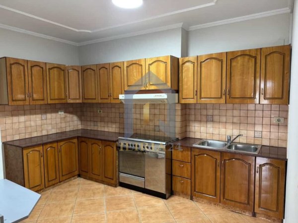 Tirane, jap me qera ambjent biznesi Kati 3, 178 m² 1.700 € (Sheshi Willson)