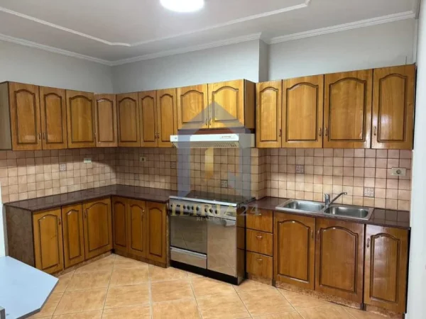 Tirane, jap me qera ambjent biznesi Kati 3, 178 m² 1.700 € (Sheshi Willson)