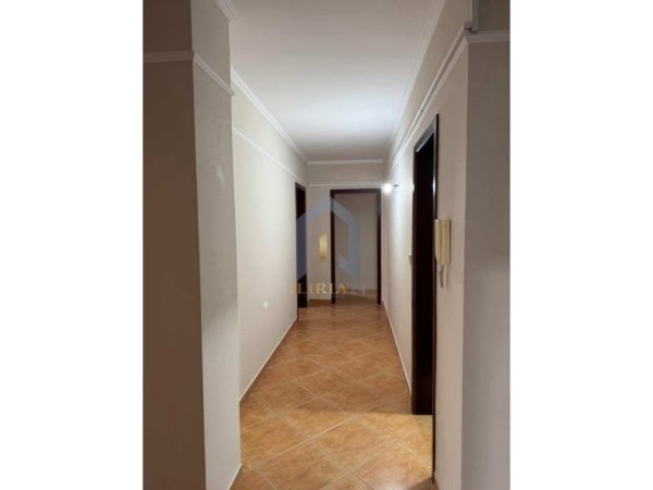 Tirane, jap me qera ambjent biznesi Kati 3, 178 m² 1.700 € (Sheshi Willson)