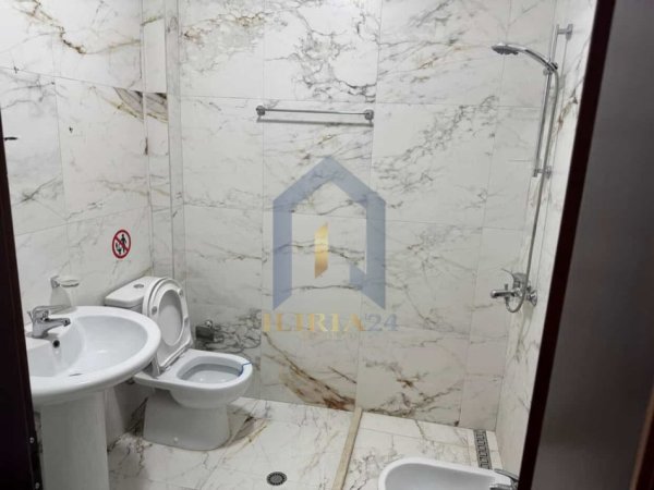 Tirane, jap me qera ambjent biznesi Kati 3, 178 m² 1.700 € (Sheshi Willson)