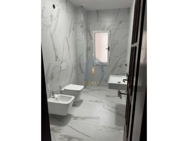 Tirane, jap me qera ambjent biznesi Kati 3, 178 m² 1.700 € (Sheshi Willson)