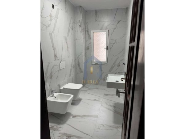 Tirane, jap me qera ambjent biznesi Kati 3, 178 m² 1.700 € (Sheshi Willson)