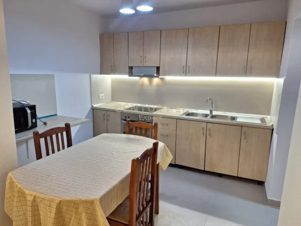 Tirane, jepet me qera apartament 2+1 Kati 2, 78 m² 600 € (RRUGEN FORTUZI)