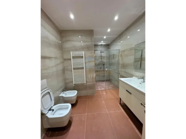 Tirane, shitet apartament 3+1+Ballkon Kati 5, 146 m² 180.000 € (Tufine)