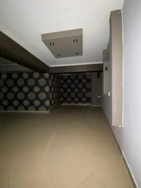 Tirane, jepet me qera dyqan Kati 0, 72 m² 500 € 