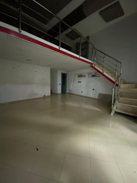 Tirane, jepet me qera dyqan Kati 0, 72 m² 500 € 