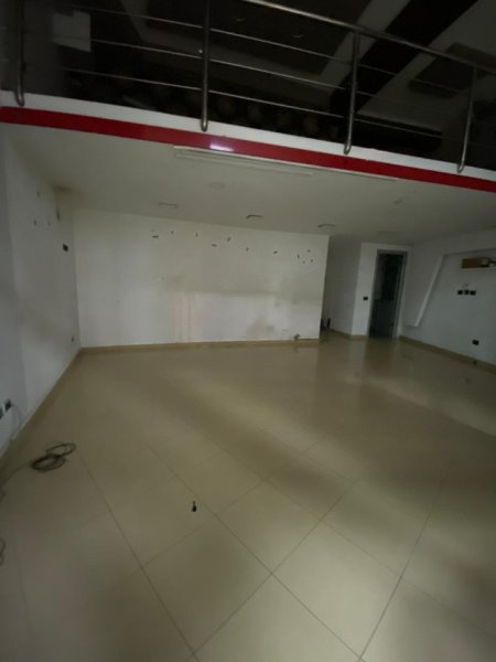 Tirane, jepet me qera dyqan Kati 0, 72 m² 500 € 