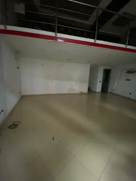 Tirane, jepet me qera dyqan Kati 0, 72 m² 500 € 