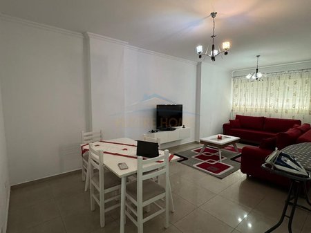 Tirane, jepet me qera apartament 3+1 Kati 4, 115 m² 700 € 