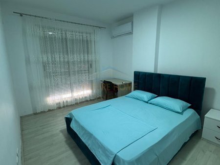 Tirane, jepet me qera apartament 3+1 Kati 4, 115 m² 700 € 