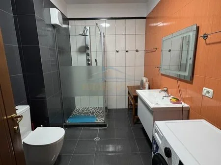 Tirane, jepet me qera apartament 3+1 Kati 4, 115 m² 700 € 