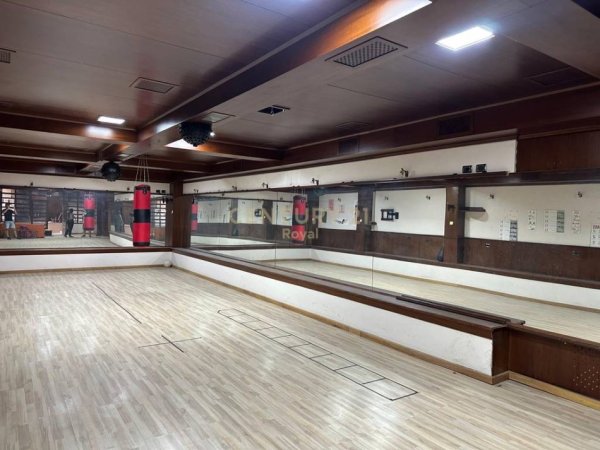 Tirane, jepet me qera ambjent biznesi Kati 0, 110 m² 800 € (PRANE SHKOLLES BAJRAM CURRI)