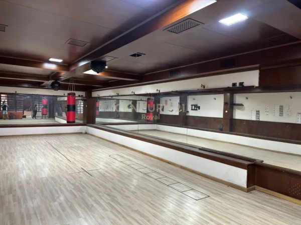 Tirane, jepet me qera ambjent biznesi Kati 0, 110 m² 800 € (PRANE SHKOLLES BAJRAM CURRI)