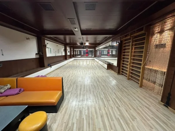 Tirane, jepet me qera ambjent biznesi Kati 0, 110 m² 800 € (PRANE SHKOLLES BAJRAM CURRI)
