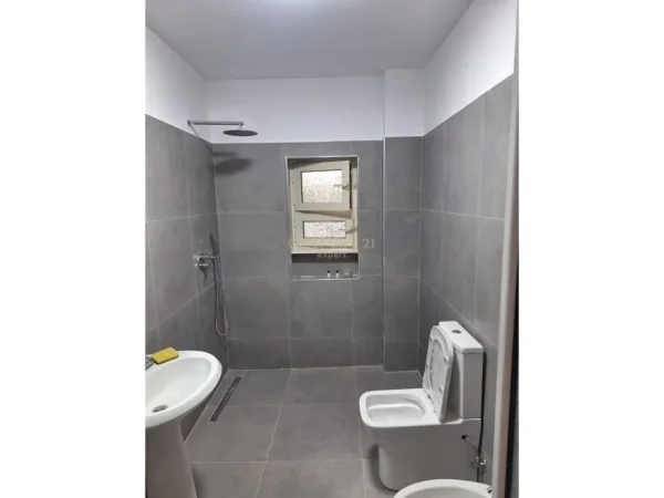 Tirane, jepet me qera apartament 2+1 Kati 2, 78 m² 600 € (Rr. Fortuzi)