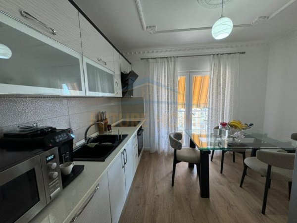 Tirane, shitet apartament 3+1+Ballkon Kati 7, 122 m² 195.000 € (Laprake)