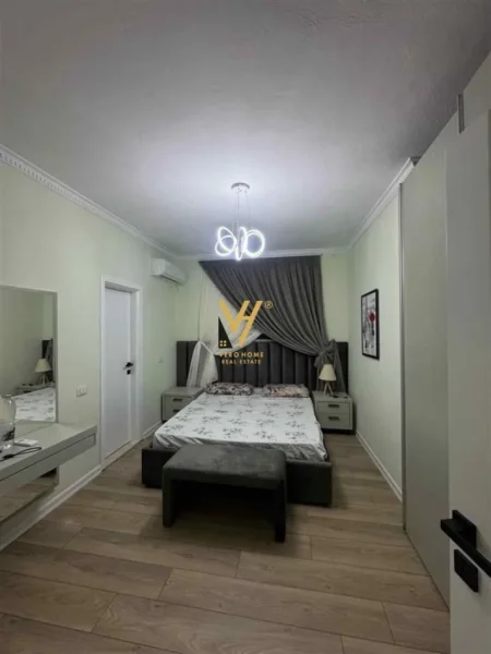 Tirane, jepet me qera apartament 3+1+Ballkon Kati 3, 100 m² 1.050 € (GJYKATA)