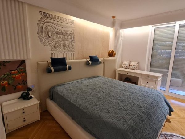 Tirane, shitet apartament 2+1+Ballkon Kati 2, 165 m² (Kopshti Botanik)