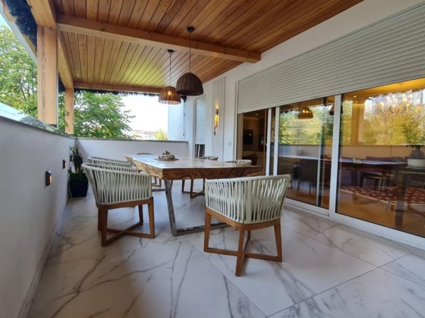 Tirane, shitet apartament 2+1+Ballkon Kati 2, 165 m² (Kopshti Botanik)