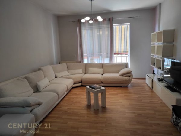 Tirane, jepet me qera apartament 2+1 Kati 7, 102 m² 800 € (PRANE QENDRES)