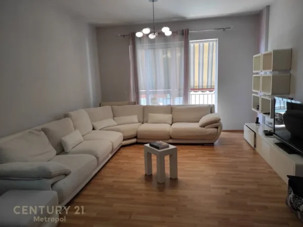 Tirane, jepet me qera apartament 2+1 Kati 7, 102 m² 800 € (PRANE QENDRES)