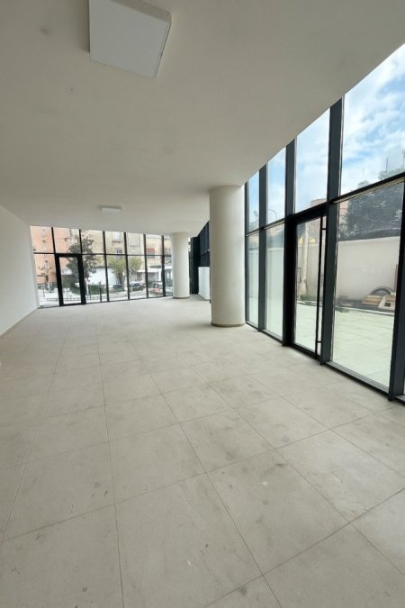Tirane, jepet me qera ambjent biznesi Kati 0, 120 m² 2.500 € (Rr. Mine Peza)