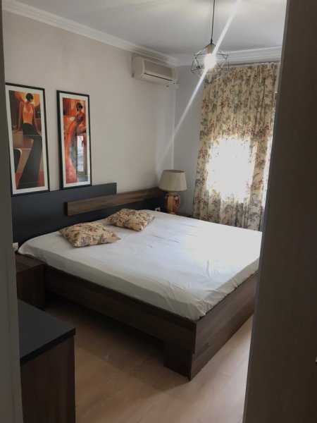 Tirane, jepet me qera apartament 3+1 Kati 6, 124 m² 1.100 € (Piazza, Qendër)