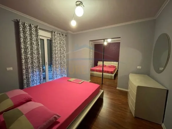 Tirane, jepet me qera apartament 2+1+2+Ballkon Kati 2, 100 m² 600 € (Liqeni i Thate)