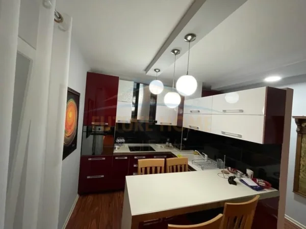 Tirane, jepet me qera apartament 2+1+2+Ballkon Kati 2, 100 m² 600 € (Liqeni i Thate)