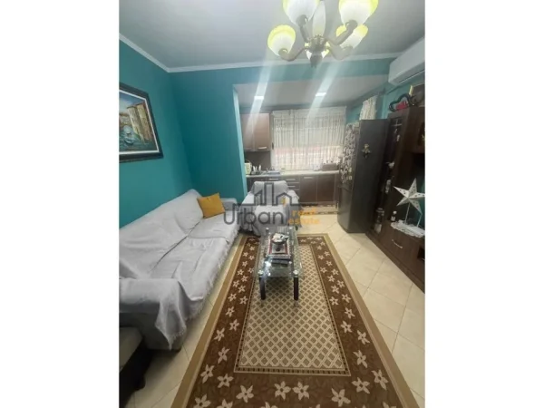 Tirane, jepet me qera apartament 1+1 Kati 5, 80 m² 700 € (Komuna Parisit)