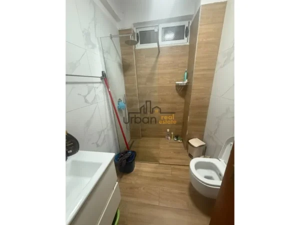 Tirane, jepet me qera apartament 1+1 Kati 5, 80 m² 700 € (Komuna Parisit)