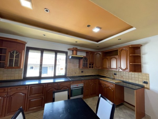 Tirane, jepet me qera shtepi 3+1+Ballkon Kati 2, 150 m² 750 € (Rruga Mihal Grameno)