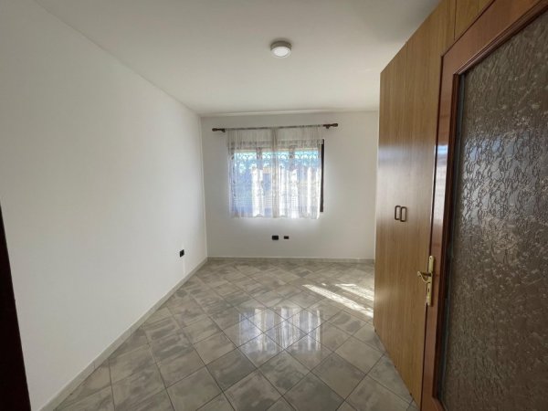 Tirane, jepet me qera shtepi 3+1+Ballkon Kati 2, 150 m² 750 € (Rruga Mihal Grameno)