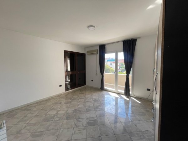 Tirane, jepet me qera shtepi 3+1+Ballkon Kati 2, 150 m² 750 € (Rruga Mihal Grameno)