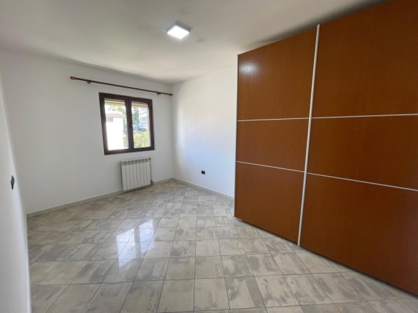 Tirane, jepet me qera shtepi 3+1+Ballkon Kati 2, 150 m² 750 € (Rruga Mihal Grameno)
