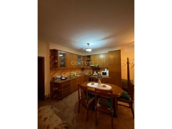 Tirane, jepet me qera apartament 2+1 Kati 4, 90 m² 500 € (Shkolla e Bashkuar)