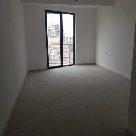 Tirane, jepet me qera apartament 3+1 Kati 4, 1.250 € 