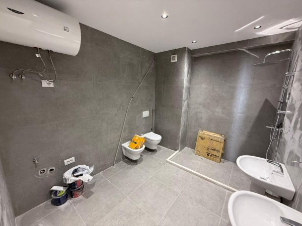 Tirane, shitet apartament 3+1 Kati 8, 172 m² 290.000 € (Astir)