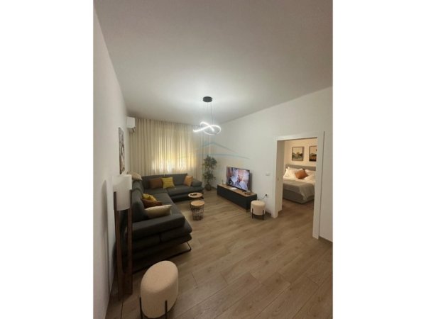 Tirane, jepet me qera apartament 2+1+Ballkon Kati 2, 89 m² 950 € (Rruga e Durresit,)