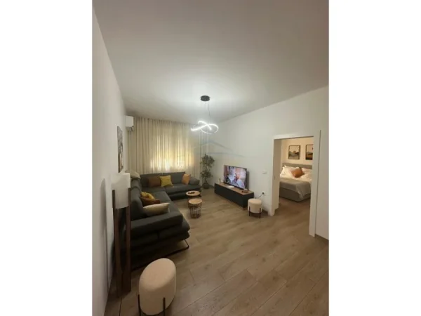 Tirane, jepet me qera apartament 2+1+Ballkon Kati 2, 89 m² 950 € (Rruga e Durresit,)