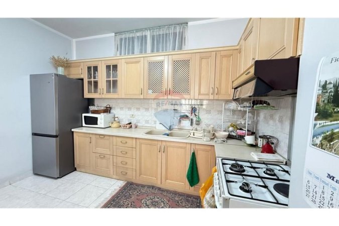 Tirane, jepet me qera apartament 3+1+Aneks Kati 3, 138 m² 700 € (Rruga Muhamet Gjollesha)