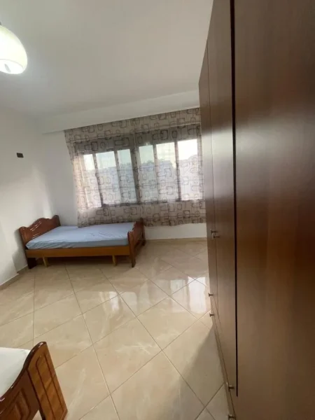 Tirane, jepet me qera apartament 2+1 Kati 4, 90 m² 450 € (Vila L perballe Pasticeri Nela)