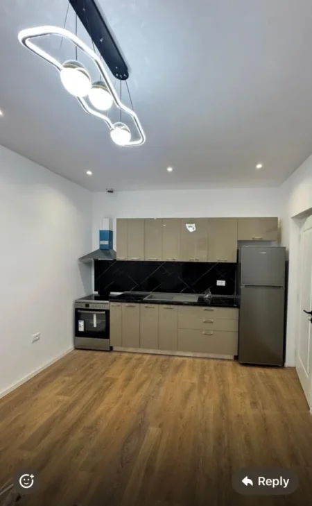 Tirane, jap me qera zyre Kati 4, 75 m² 650 € (Rruga Myslym Shyri, afer BKT)