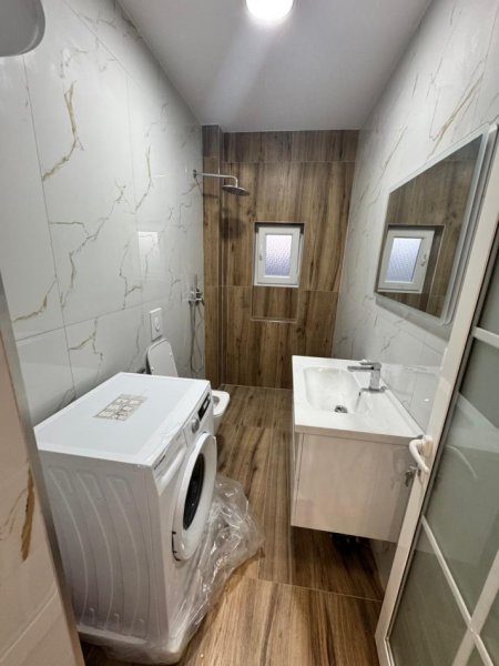 Tirane, jap me qera zyre Kati 4, 75 m² 650 € (Rruga Myslym Shyri, afer BKT)