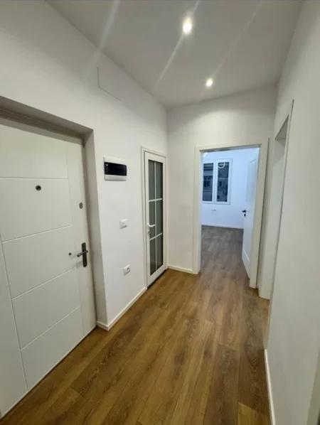 Tirane, jap me qera zyre Kati 4, 75 m² 650 € (Rruga Myslym Shyri, afer BKT)